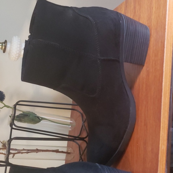 Old navy boots size 10. (Bin 4) - Picture 3 of 6